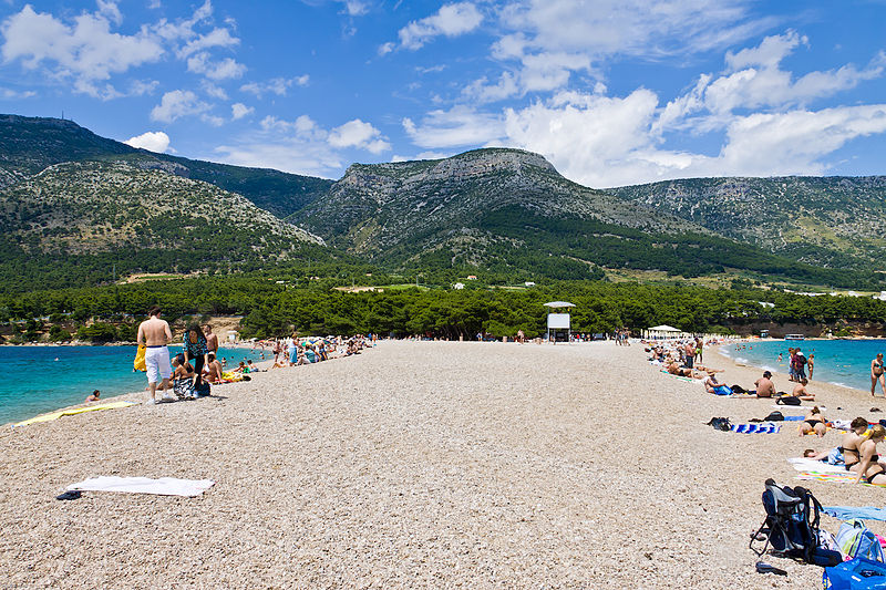 800px-On_the_tip_of_Zlatni_rat_-_view_to_the_island.jpg